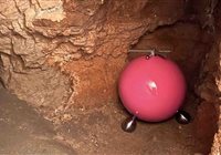 Ludophones sphériques souterrains en acier ultramarin dans la grotte de Dargilan